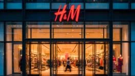 Mode : le gilet H&M qui incarne le style parisien simple et élégant