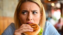 Ne cuisinez jamais cette viande si elle n'est pas totalement décongelée, l'alerte des médecins