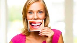 Utiliser du bicarbonate pour blanchir les dents : bonne ou mauvaise idée ?