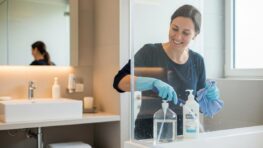 Tuxboard - Paroi de douche : le liquide vaisselle recommandé par un chimiste pour dégraisser rapidement