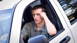 Attention à ne pas confondre ces deux panneaux à fond bleu, ils ne veulent pas dire la même chose