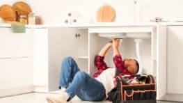 Canalisations bouchées : l'astuce simple pour déboucher votre évier et votre lavabo sans plombier