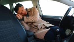 Ces risques méconnus et dangereux si vous dormez dans votre voiture