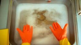 Cette astuce miracle d'un plombier pour déboucher un évier sans tout démonter