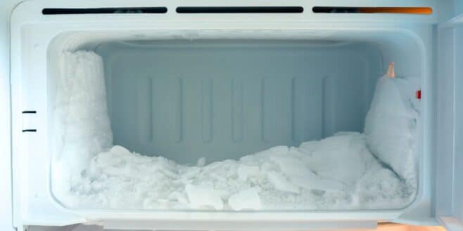 Cette astuce pour retirer la glace de votre congélateur avec du papier alu va vous faire économiser