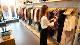 Cette robe nuisette Mango fait craquer les fashionistas jusqu’à Noël