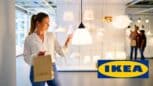 Ikea sort une lampe à petit prix qui transforme l’ambiance du salon
