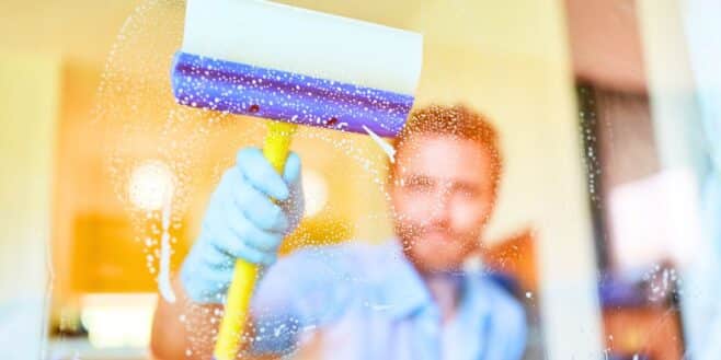 « Sans Javel ni produits toxiques » : la technique géniale pour des vitres propres plus longtemps