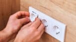 Voici l'astuce des bricoleurs pour réparer un placo autour d’une prise