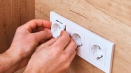 Voici l'astuce des bricoleurs pour réparer un placo autour d’une prise