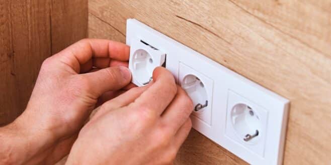 Voici l'astuce des bricoleurs pour réparer un placo autour d’une prise