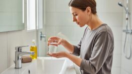 Tuxboard.com - Salle d'eau: 1 geste simple élimine les mauvaises odeurs et crée une fraîcheur durable sans parfum