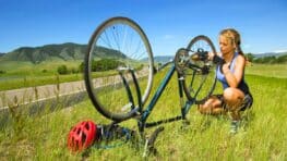 Cette pompe électrique minuscule pour vélo rentre facilement dans une poche ou un petit sac