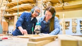 La méthode infaillible des bricoleurs pour éviter les ratés sur bois exotique