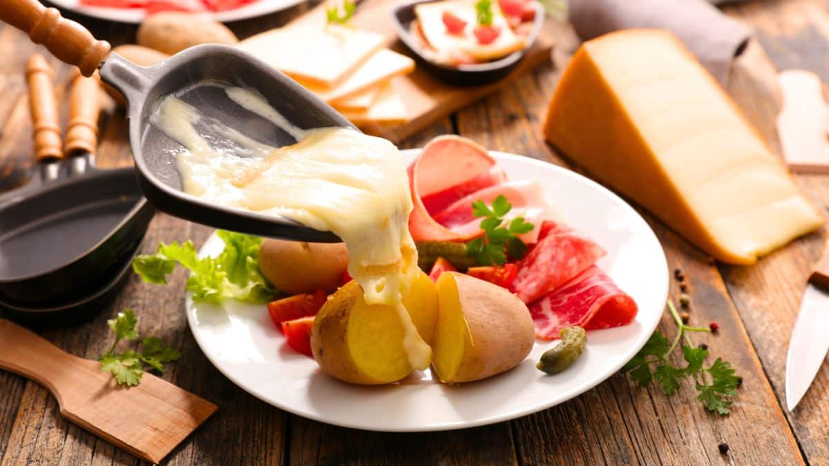 Raclette : les 3 fromages recommandés par une diététicienne pour une version plus saine