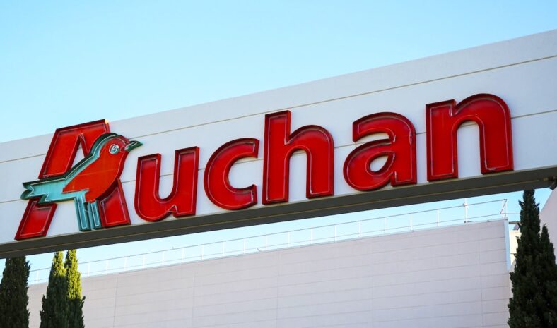 Un supermarché Auchan obligé de jeter des tonnes de produits alimentaires