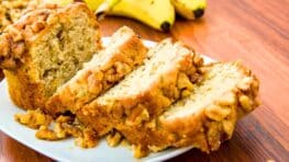 Une femme croque dans un pain aux noix d'un magasin discount et trouve le pire à l'intérieur