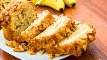 Une femme croque dans un pain aux noix d'un magasin discount et trouve le pire à l'intérieur