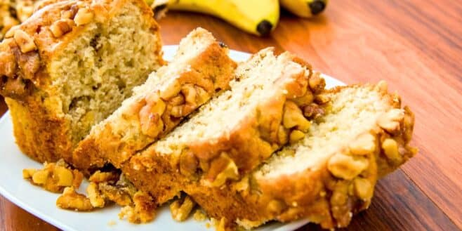 Une femme croque dans un pain aux noix d'un magasin discount et trouve le pire à l'intérieur