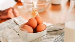 Une pincée de sel dans l’eau chaude peut transformer la cuisson des œufs
