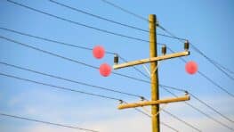 Voici pourquoi il y a des boules rouges sur les lignes électriques à haute tension