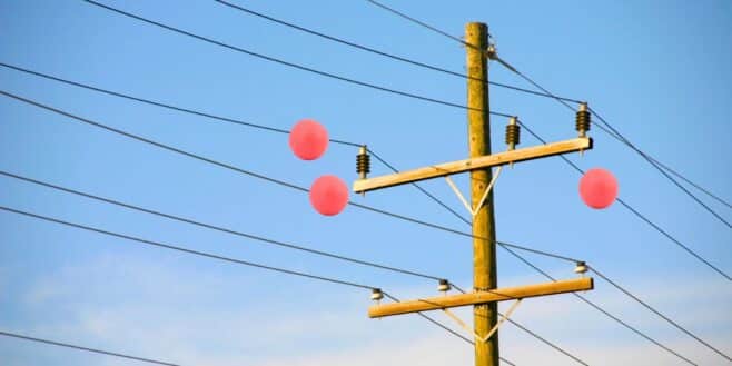 Voici pourquoi il y a des boules rouges sur les lignes électriques à haute tension