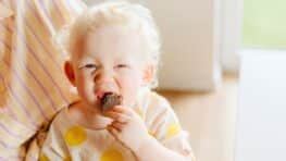 60 Millions de consommateurs alerte sur des snacks pour bébés jugés trop malsains