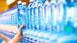 Bouteille d'eau: 1 seule marque sans microplastique selon une étude