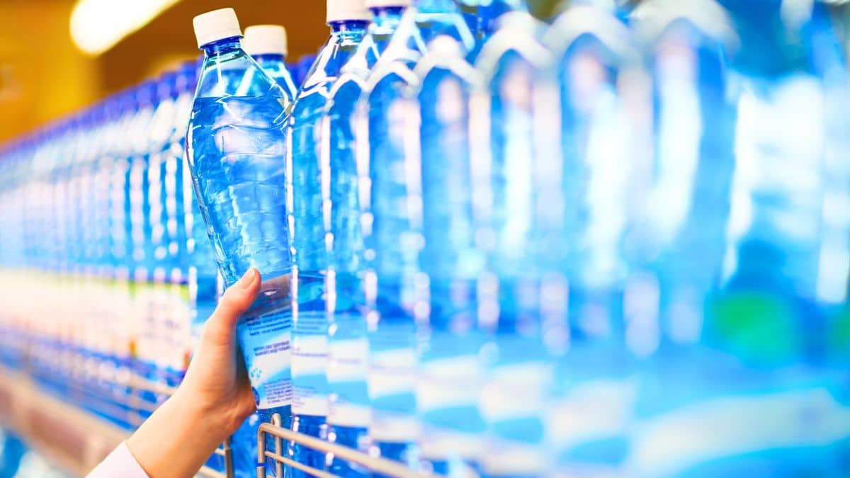 Bouteille d'eau 1 seule marque sans microplastique selon une étude — free download