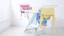 Cette astuce gratuite sans sèche-linge permet de sécher vos habits 2 fois plus vite