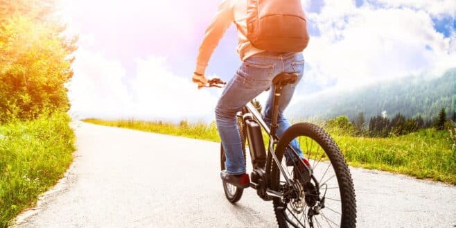 Decathlon dégaine enfin un VTT électrique surpuissant à un prix très abordable