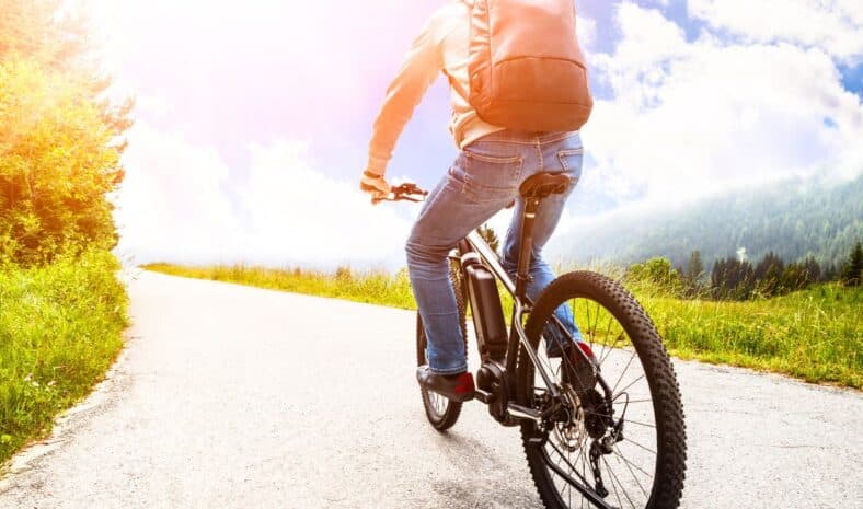 Decathlon dégaine enfin un VTT électrique surpuissant à un prix très abordable