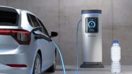 Il renverse une bouteille d'eau dans sa voiture électrique et doit dépenser 10 000€
