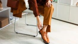 Zara : ces bottes à plat ultra-féminines remplacent les kitten boots et rajeunissent le look après 40 ans