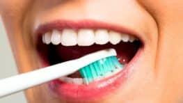 Brosse à dents : cette erreur courante favorise la prolifération des bactéries