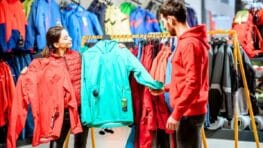 Decathlon frappe fort avec ce nouveau manteau imperméable à prix mini