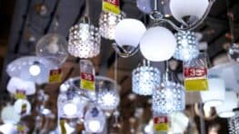 Déco : la lampe donuts iconique d’IKEA revient et elle a changé