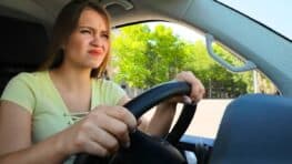 Elle se gare sur une place gratuite et reçoit une amende de 215€ : la règle méconnue du Code de la route