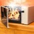 Four micro-ondes : si vous mettez ces objets à l'intérieur vous mettez votre vie en danger
