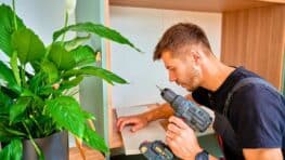 L'armoire haute et étroite IKEA qui s'intègre parfaitement aussi bien dans l'entrée que dans la cuisine