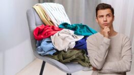 Ce que cela révèle en psychologie d'avoir une pile de vêtements sur sa chaise