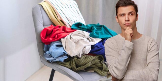 Ce que cela révèle en psychologie d'avoir une pile de vêtements sur sa chaise