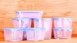 Fini les taches de graisse dans vos boîtes Tupperware grâce à ce mélange maison avec 2 ingrédients