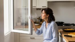 Tuxboard - Porte du four ouverte après cuisson : voici pourquoi vous devez éviter cette erreur courante