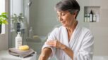 Tuxboard - Douches après 60 ans : voici le nombre idéal par semaine pour préserver votre peau et votre santé