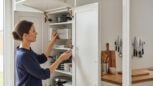 Tuxboard - IKEA : cet organisateur à 25 € libère un espace insoupçonné dans vos placards de cuisine