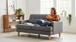 Tuxboard - IKEA relance le fauteuil STRANDMON des années 50 dans son catalogue 2026 et il s'arrache déjà en magasin