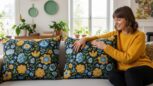 Tuxboard - IKEA : ce coussin à 19,99 euros en polyester recyclé apporte une touche florale vintage à votre intérieur