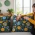 Tuxboard - IKEA : ce coussin à 19,99 euros en polyester recyclé apporte une touche florale vintage à votre intérieur