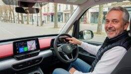 VW ID. Buzz 2026 : boutons physiques, écran Android et 4 roues motrices dès 58 250 euros pour ce van électrique